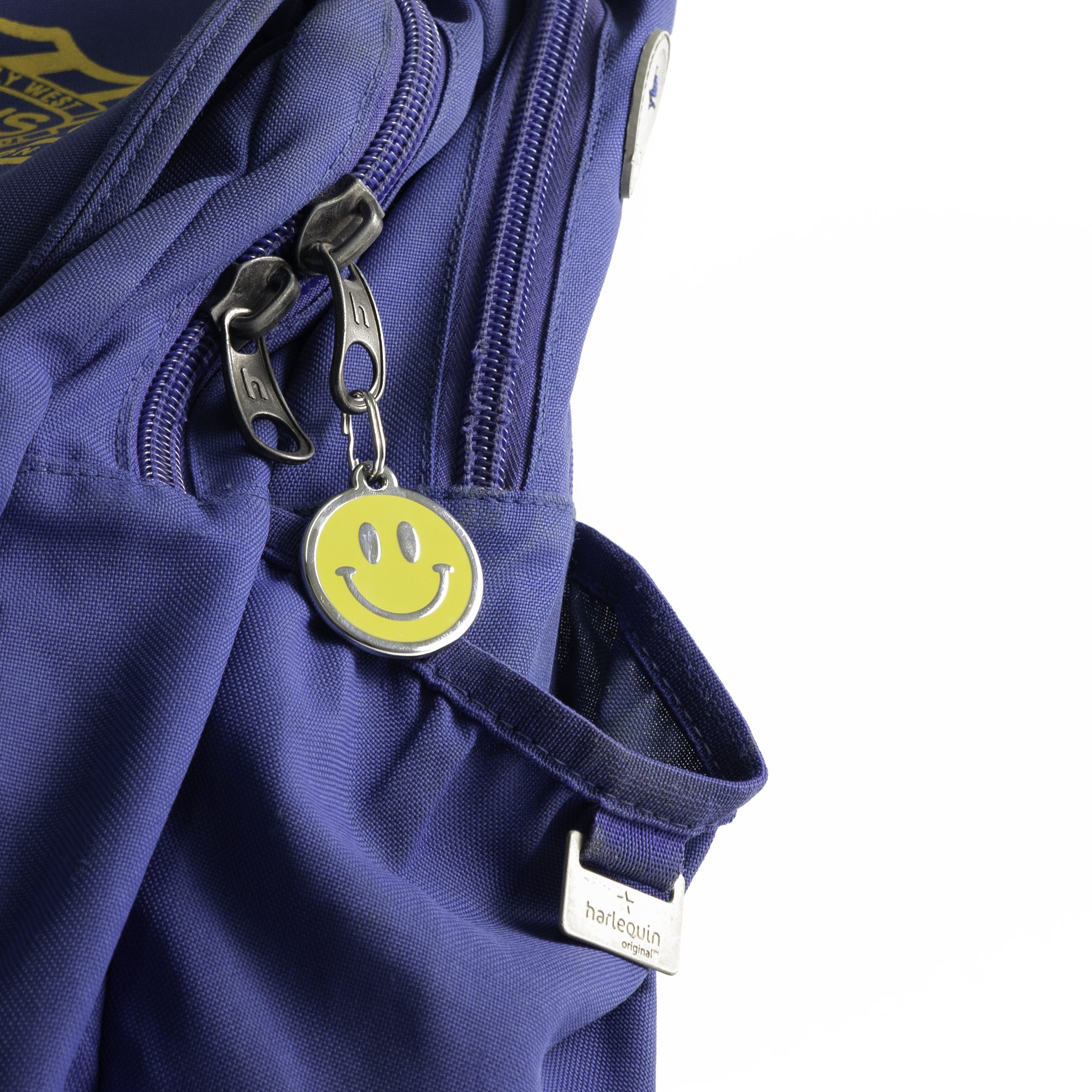 Médaille Red Dingo smiley attachée à un sac bleu